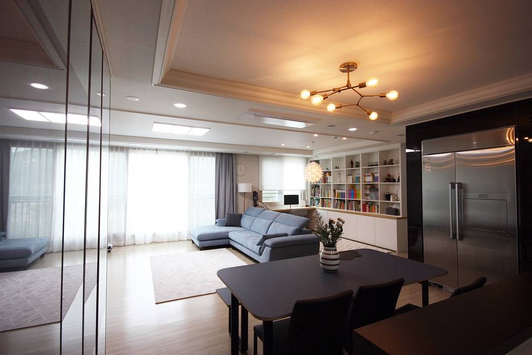 김포 32평 시공을 최소화한 새아파트 홈스타일링, homelatte homelatte 모던스타일 거실 테이블,건물,가구,인테리어 디자인,조명,바닥,침상,거실,바닥,목재