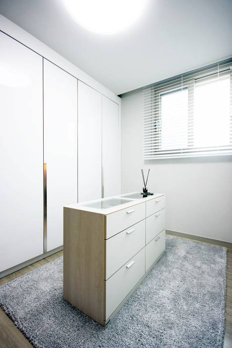 김포 32평 시공을 최소화한 새아파트 홈스타일링, homelatte homelatte Modern style dressing rooms