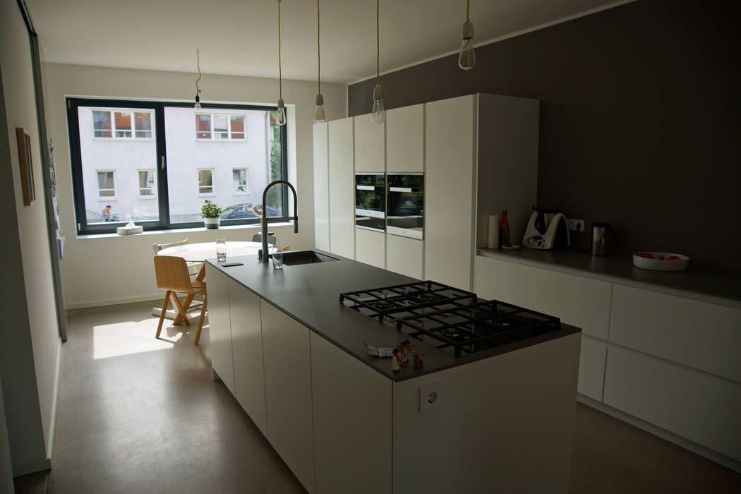 Ein Einfamilienhaus in Erfurt wird umgebaut und modernisiert, PlanKopf Architektur PlanKopf Architektur Built-in kitchens