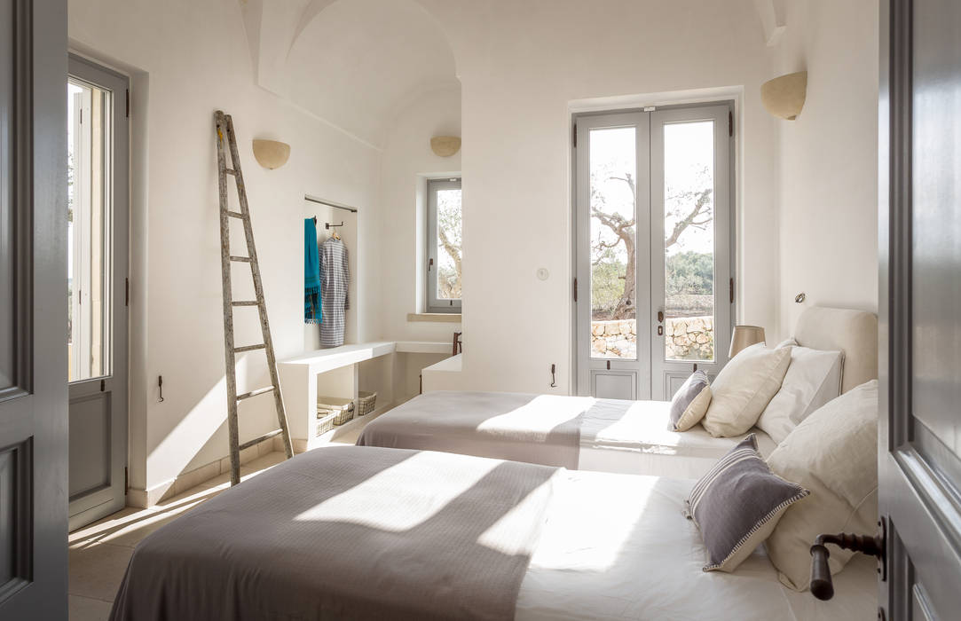 CASA DI CAMPAGNA: Spazio collettivo connesso visivamente dalla grande doppia vetrata a giardino, architetto stefano ghiretti architetto stefano ghiretti Camera da letto in stile mediterraneo bedroom,camera da letto