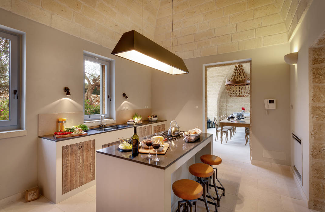 CASA DI CAMPAGNA: Spazio collettivo connesso visivamente dalla grande doppia vetrata a giardino, architetto stefano ghiretti architetto stefano ghiretti Cucina rurale cucina,isola della cucina,kitchen island