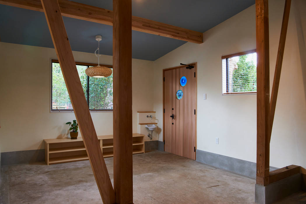 Ichinomiya_house, tai_tai STUDIO tai_tai STUDIO Rustic style corridor, hallway & stairs Concrete