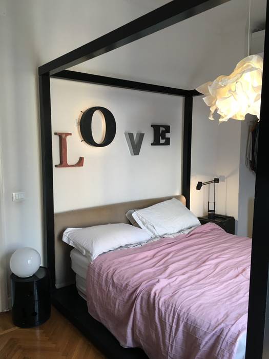 Appartamento romano in bianco e nero, Home Lifting Home Lifting Minimalistische Schlafzimmer Betten und Kopfteile