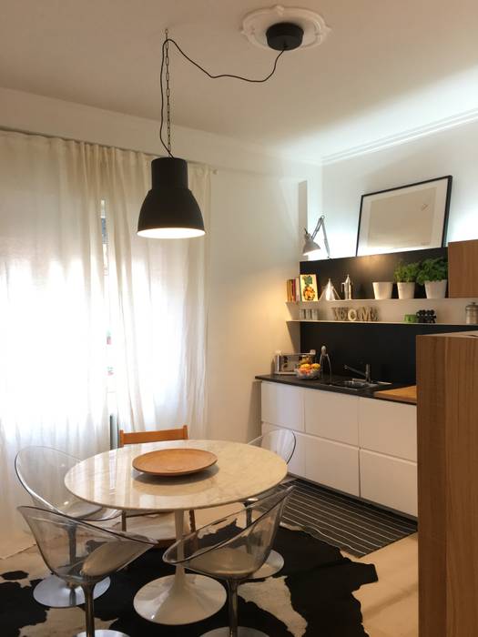 Appartamento romano in bianco e nero, Home Lifting Home Lifting Dapur Minimalis Tables & chairs