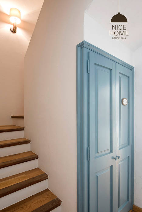 Una vieja casa de 1 siglo se convirtió en un hogar de 2 pisos con un jardín de 100 m2, Nice home barcelona Nice home barcelona Коридор, прихожая и лестница в средиземноморском стиле