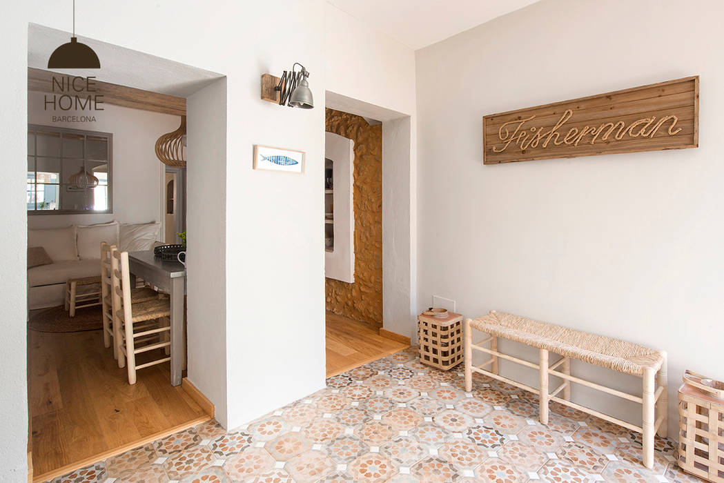 Una vieja casa de 1 siglo se convirtió en un hogar de 2 pisos con un jardín de 100 m2, Nice home barcelona Nice home barcelona Mediterranean style corridor, hallway and stairs