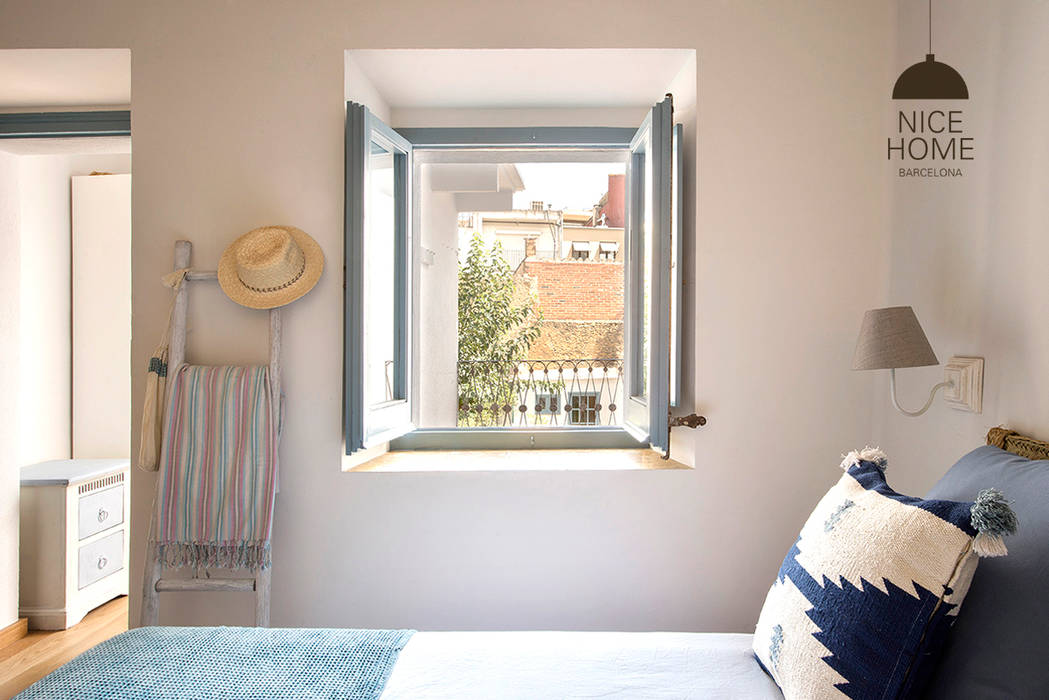 Una vieja casa de 1 siglo se convirtió en un hogar de 2 pisos con un jardín de 100 m2, Nice home barcelona Nice home barcelona Mediterranean style bedroom