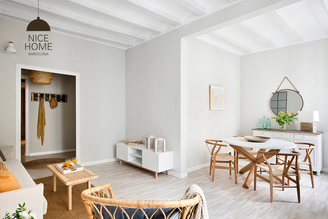 Un piso de Estilo Mediterráneo, espacios frescos y recién Remodelado, Nice home barcelona Nice home barcelona 地中海デザインの リビング