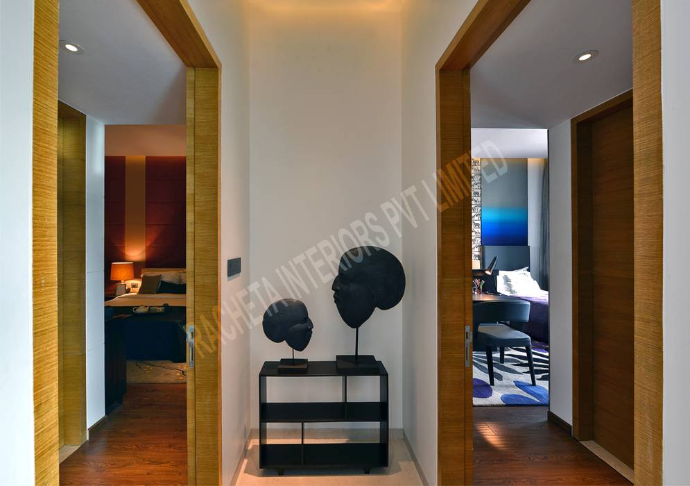 Residence at Pune, Racheta Interiors Pvt Limited Racheta Interiors Pvt Limited Modern corridor, hallway & stairs