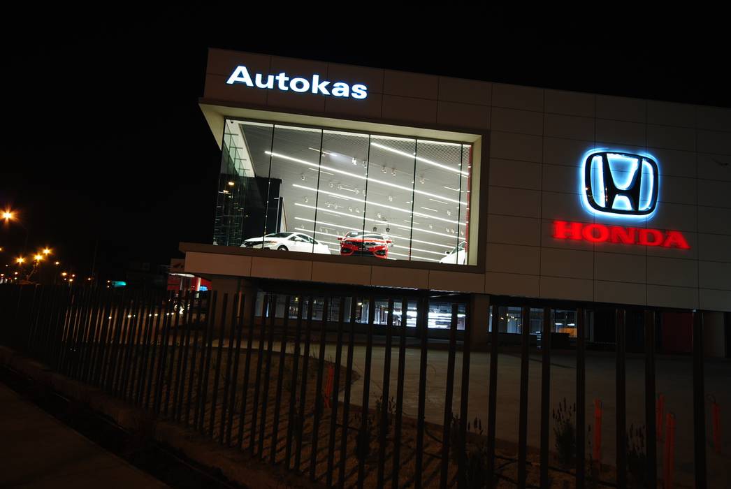 Sucursal Honda, Bschneider Arquitectos e Ingenieros Bschneider Arquitectos e Ingenieros Commercial spaces Car Dealerships