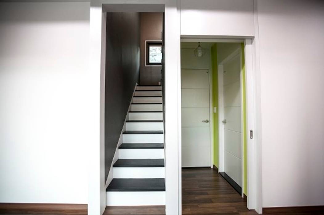 울산시 울주군 은편리 단독주택/목조주택, 피앤이(P&E)건축사사무소 피앤이(P&E)건축사사무소 Modern corridor, hallway & stairs