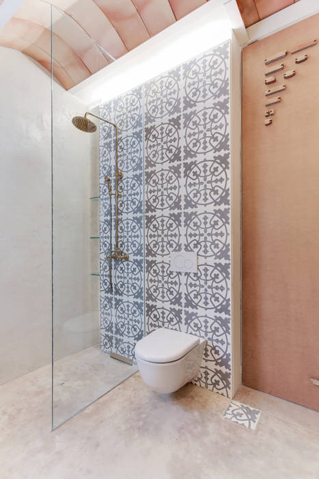 Casa de 3 niveles con rehabilitación integral para sus 140m2 , Lara Pujol | Interiorismo & Proyectos de diseño Lara Pujol | Interiorismo & Proyectos de diseño Mediterranean style bathrooms