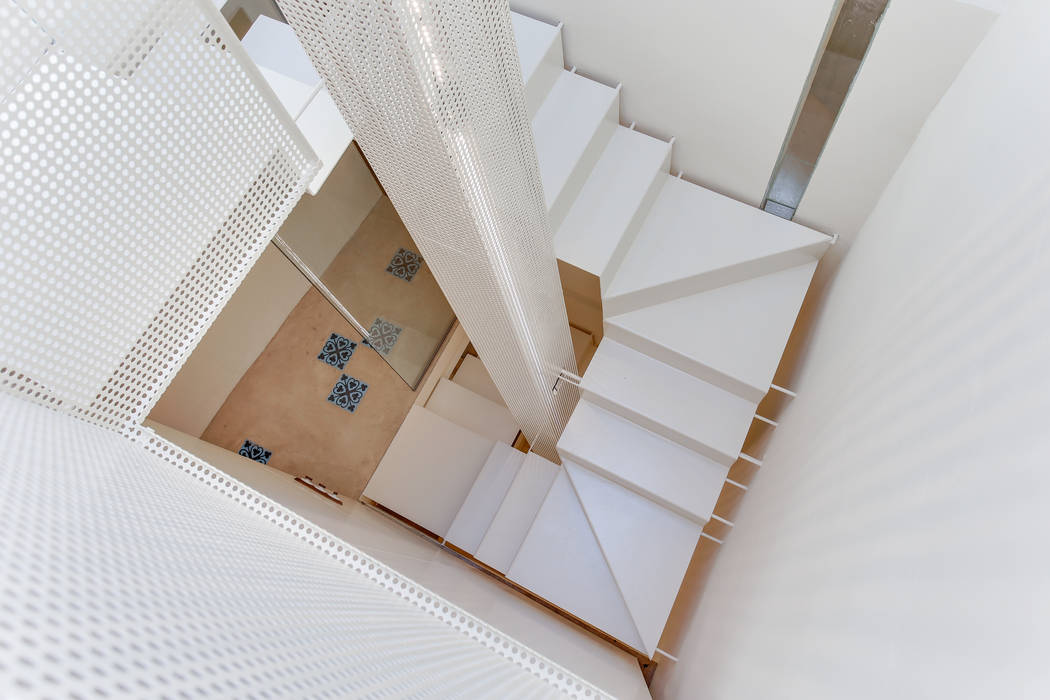 Casa de 3 niveles con rehabilitación integral para sus 140m2 , Lara Pujol | Interiorismo & Proyectos de diseño Lara Pujol | Interiorismo & Proyectos de diseño Mediterranean style corridor, hallway and stairs
