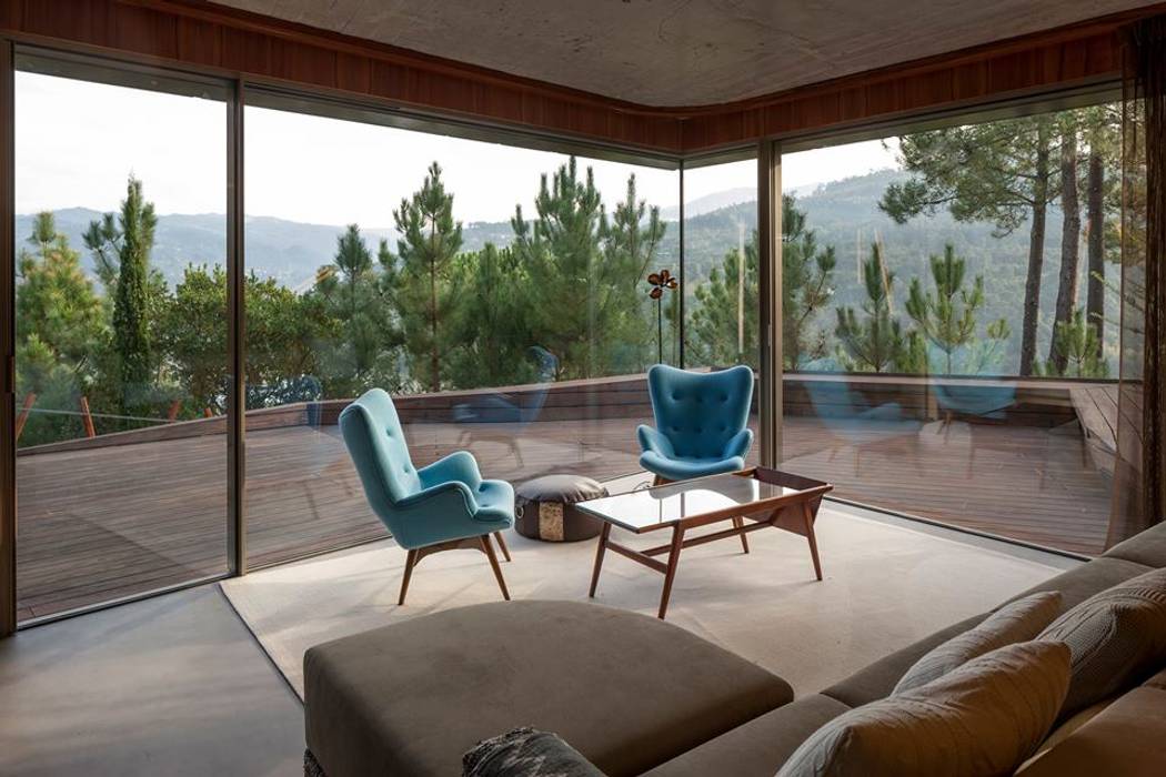 Living room - Mjarc by Maria João e Ricardo Cordeiro MJARC - Arquitetos Associados, lda Livings de estilo moderno