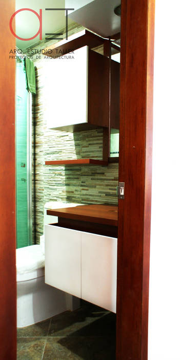 Diseño mobiliario para apartamento en Bogotá, Arq. Estudio Taller Arq. Estudio Taller Modern style bathrooms Wood Wood effect Storage