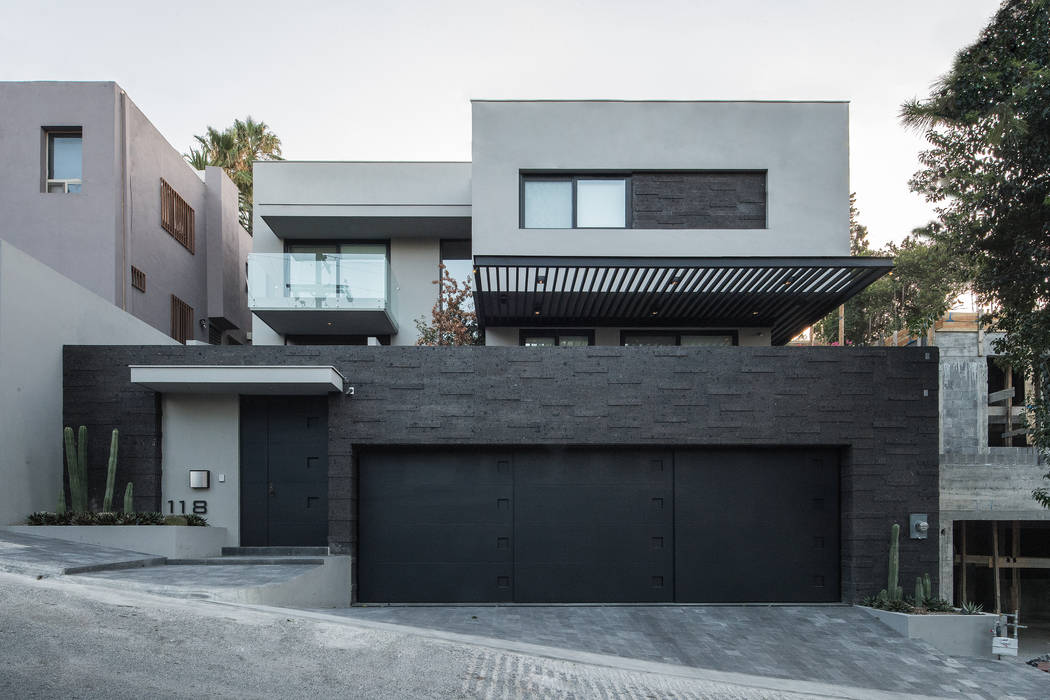 FACHADA PRINCIPAL Rousseau Arquitectos Casas modernas Piedra fachada,pergolas,soleras,cantera,terraza en la azotea,cochera,balcones,gris