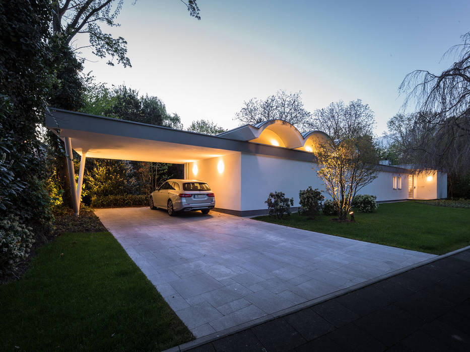 Mid-Century Bungalow, Corneille Uedingslohmann Architekten Corneille Uedingslohmann Architekten Carport Anlage,Himmel,Garagentor,Gebäude,Wagen,Schatten,Straßenbelag,Baum,Asphalt,Fahrzeugbeleuchtung