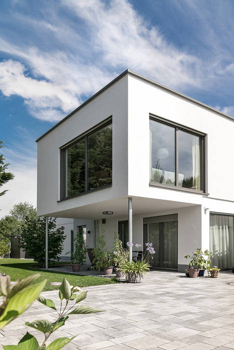 Moderne Flachdachvilla im Bauhausstil mit architektonischen Highlights wir leben haus - Bauunternehmen in Bayern Einfamilienhaus bauhausstil,villa,überdachte Terrasse