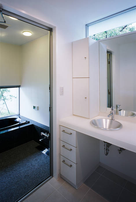 切妻と中庭の家 – 縦長の敷地で、すべての部屋に直接光を届ける –, 一級建築士事務所アトリエｍ 一級建築士事務所アトリエｍ Modern bathroom
