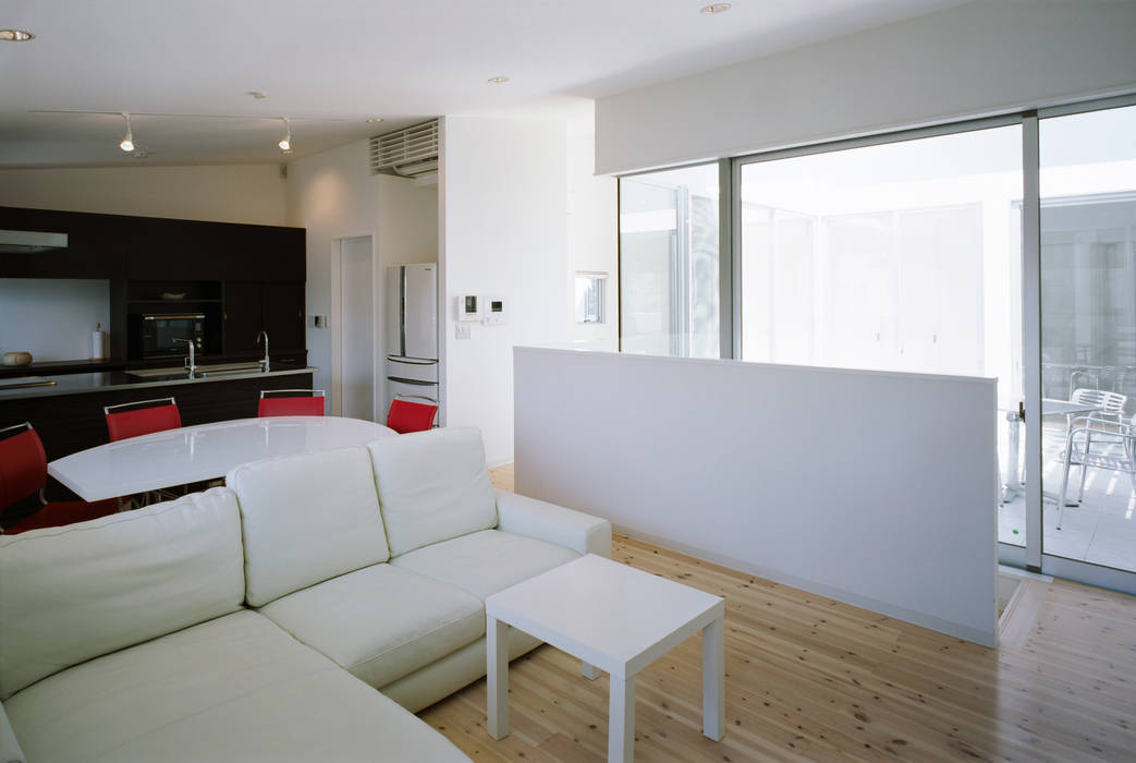 切妻と中庭の家 – 縦長の敷地で、すべての部屋に直接光を届ける –, 一級建築士事務所アトリエｍ 一級建築士事務所アトリエｍ Modern living room