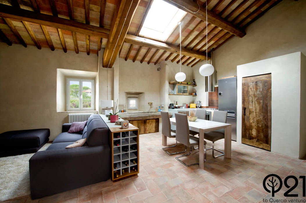 Una cucina nel Chianti: finta muratura e resina grigia e ante in legno di recupero castagno vintage, Laquercia21 Laquercia21 Built-in kitchens
