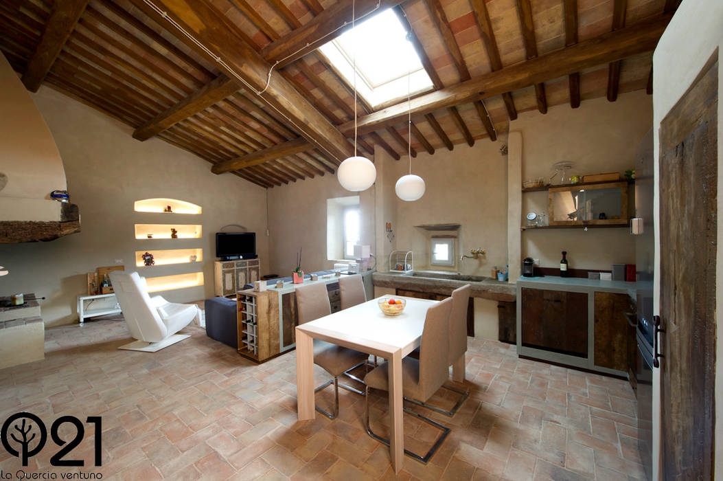 Una cucina nel Chianti: finta muratura e resina grigia e ante in legno di recupero castagno vintage, Laquercia21 Laquercia21 Industrial style kitchen