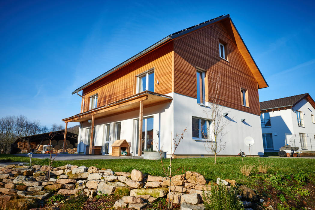Haus am See, PassivHausPartschefeld PassivHausPartschefeld 現代房屋設計點子、靈感 & 圖片 實木 Multicolored