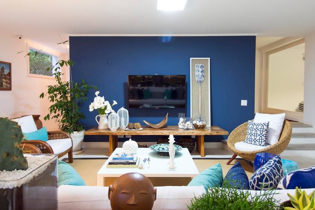 Blue Feelings, IZI HOME Interiores IZI HOME Interiores Salas de estar tropicais TV e mobiliário