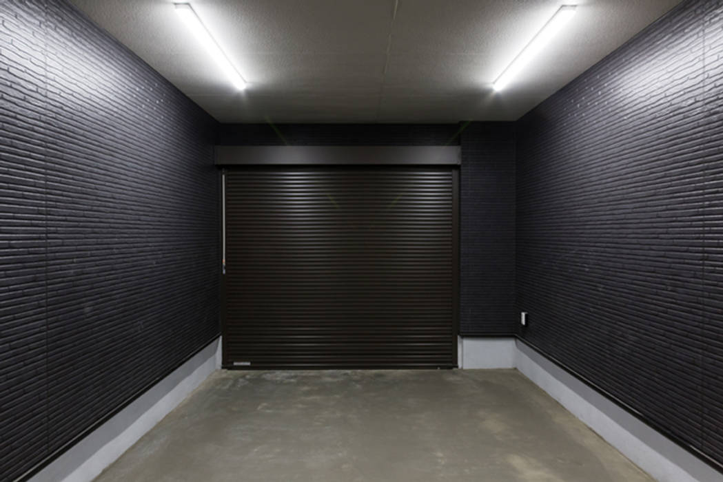 漆黒のガレージハウス, コンフォート建築設計工房 コンフォート建築設計工房 Modern garage/shed