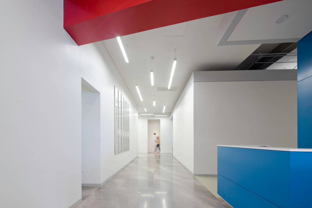 Tp Puebla, IAARQ (Ibarra Aragón Arquitectura SC) IAARQ (Ibarra Aragón Arquitectura SC) Modern corridor, hallway & stairs