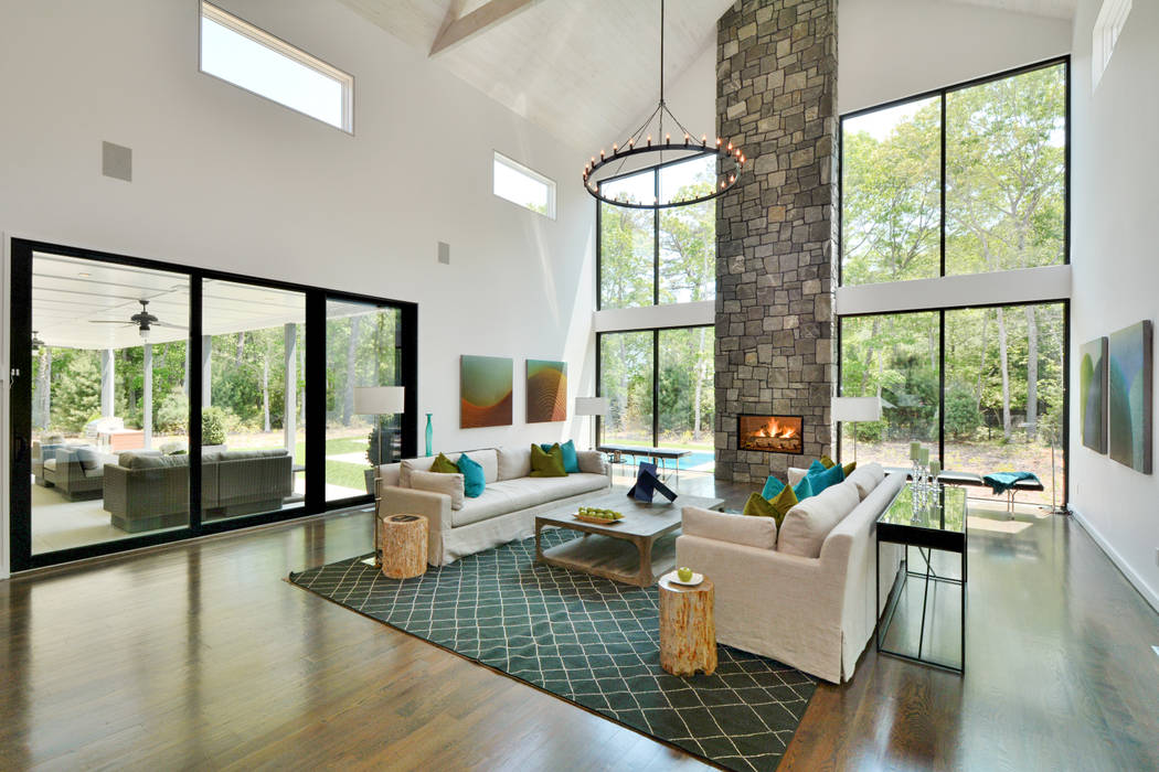 The Modern Barn by Plum Builders Inc. featuring Dunhill Reserve Plum Builders Modern living room گلاس