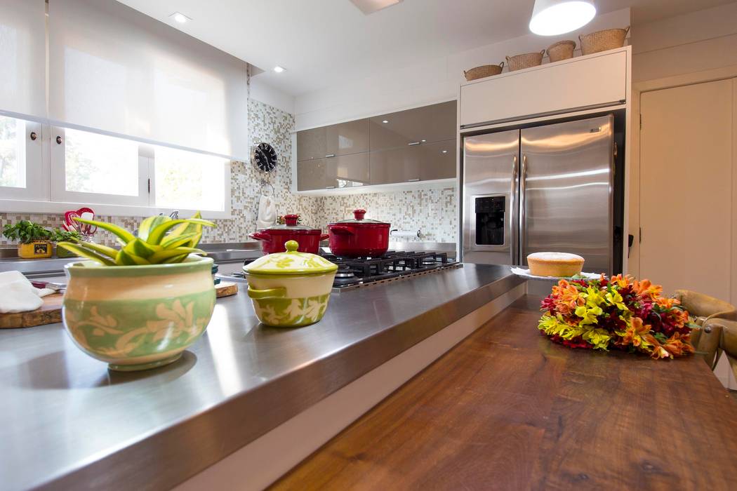 Cozinha com Ilha, IZI HOME Interiores IZI HOME Interiores Kitchen Bench tops