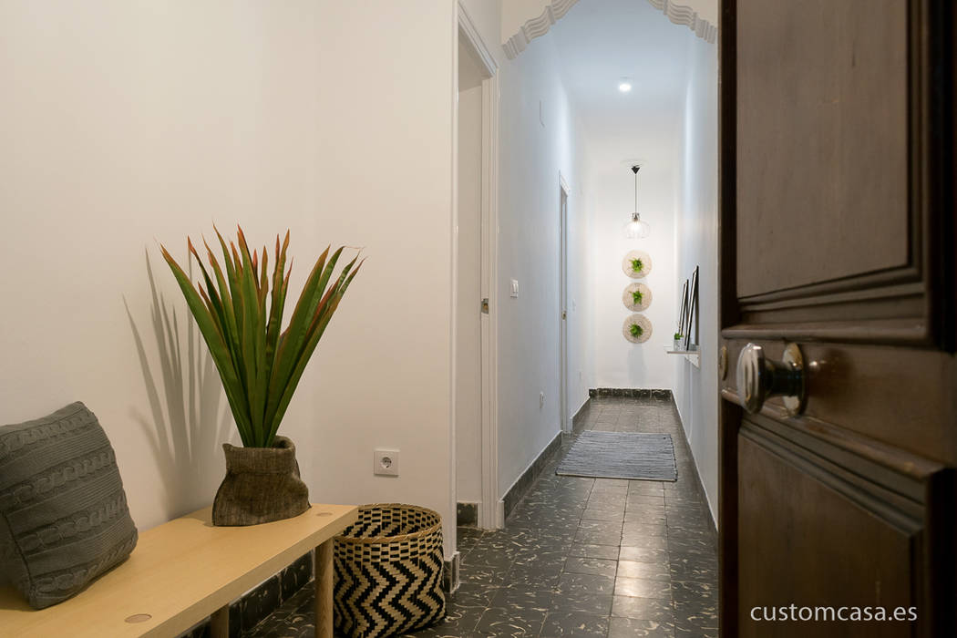 Piso antiguo con estilo nórdico , custom casa home staging custom casa home staging Scandinavian style corridor, hallway& stairs