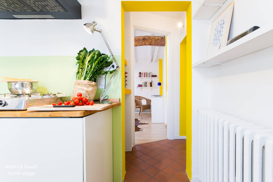 un pied a terre a Bologna, federica basalti home staging federica basalti home staging colore,giallo,bianco,verde,disimpegno,corridoio