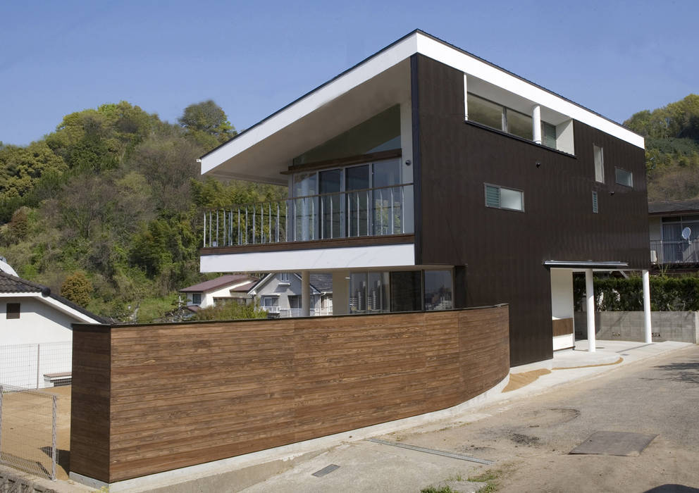 松山市 高台の家, Y.Architectural Design Y.Architectural Design Rumah pasif Besi/Baja