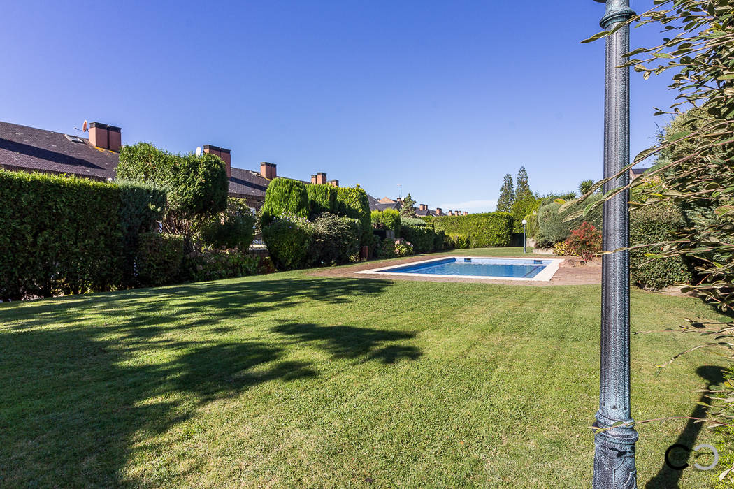Home Staging en casa de Mercedes en Oleiros, Galicia, CCVO Design and Staging CCVO Design and Staging Garden Pool