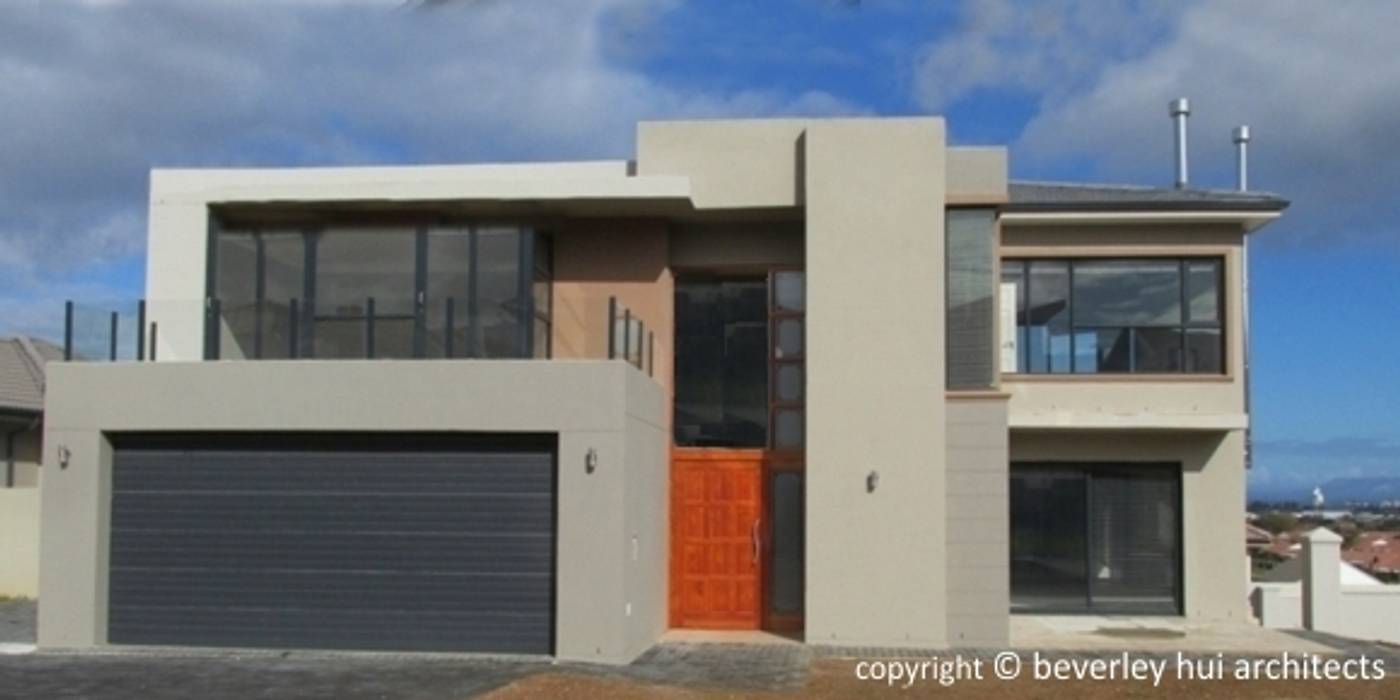 Cape Town Architect designs beach house for stunning views in Strand, Beverley Hui Architects Beverley Hui Architects モダンな 家 レンガ