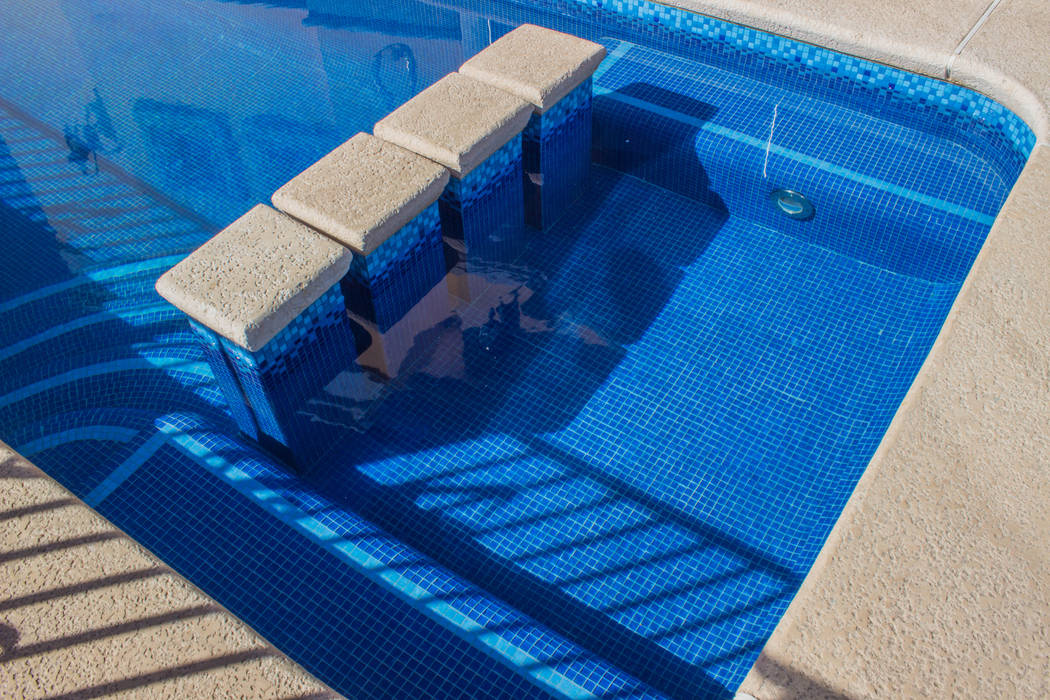 Alberca en Los Lagos, Albercas y Spa de Sonora SA de CV Albercas y Spa de Sonora SA de CV Classic style pool Reinforced concrete