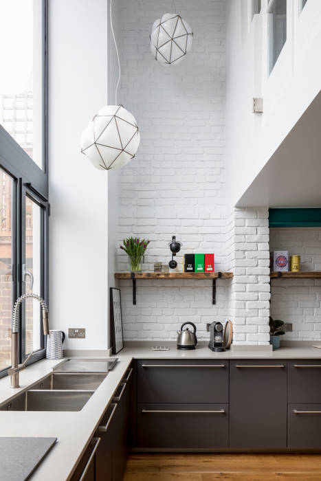 Modern Industrial Kitchen with reclaimed shelves JMdesign 빌트인 주방 dark grey,kitchen,industrial,exposed brick,reclaimed shelf,pullout tap