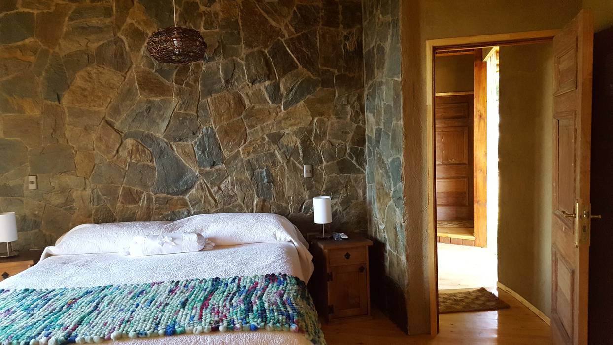 KIMCHE LODGE, CAMINO A CAHUIL, PICHILEMU, KIMCHE ARQUITECTOS KIMCHE ARQUITECTOS Rustic style bedroom Stone