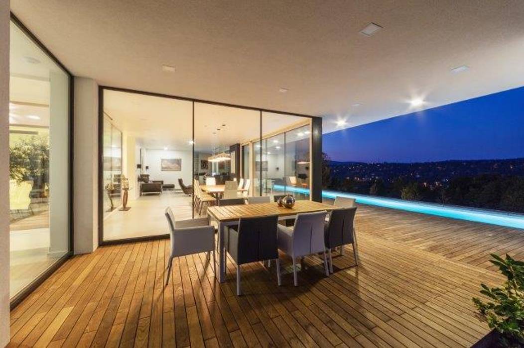 Trasparenza multilivello e cemento a vista per una villa panoramica nella parte più antica di Budapest, IDEAL WORK Srl IDEAL WORK Srl 모던스타일 주택