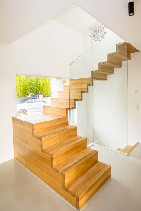 Dreiläufige Podesttreppe in Winkelstufen- Ausführung mit Glasgeländer, Holzmanufaktur Ballert e.K. Holzmanufaktur Ballert e.K. Stairs