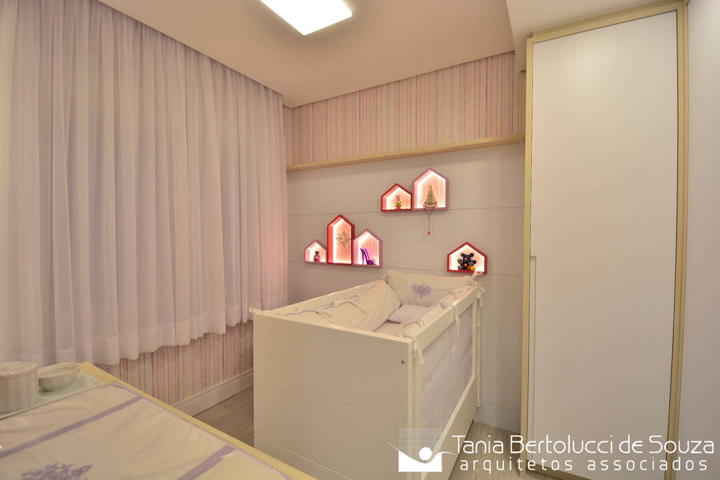 Residência Quintino Bocaiúva - Dormitório Bebê, Tania Bertolucci de Souza | Arquitetos Associados Tania Bertolucci de Souza | Arquitetos Associados Baby room