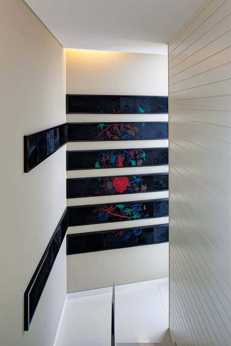 Detail on Stair Wall - Mjarc by João Andrade e Silva MJARC - Arquitetos Associados, lda Коридор Зберігання