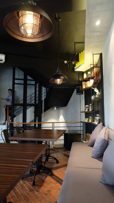 Cafe and Bar, Chromatic Interior Chromatic Interior 인더스트리얼 다이닝 룸 의자 & 벤치
