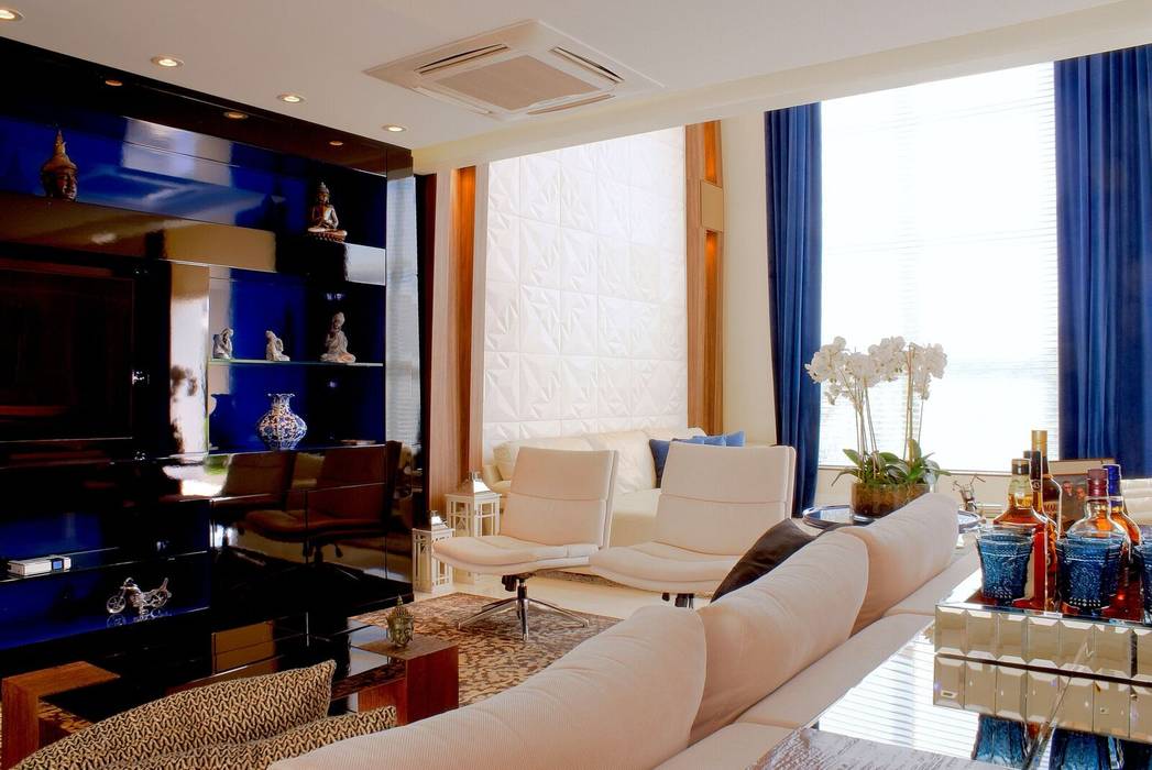 Sala de estar com detalhes azuis Penha Alba Arquitetura e Interiores Salas de estar modernas