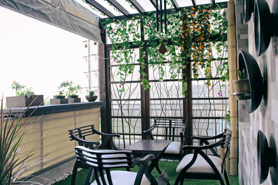 Apartment balcony in Southwest Delhi, Grecor Grecor Garajes de estilo moderno