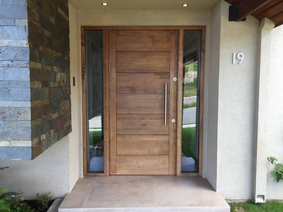 Puerta de Acceso en Lenga de Tierra del Fuego, Rocamadera Spa Rocamadera Spa Front doors Solid Wood Multicolored