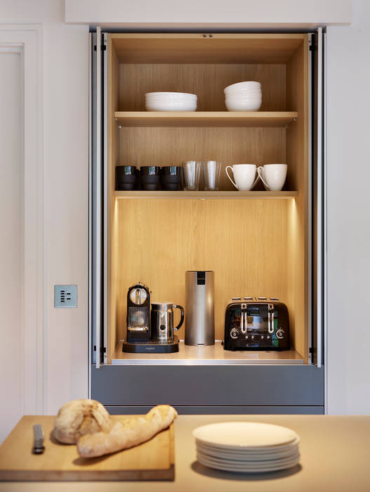 Timeless Living Kitchen Architecture Cocinas de estilo moderno kitchen atchitecture,bulthaup,bulthaup b3,bespoke kitchen,contemporary kitchen,pocket door,kitchen storage,hidden storage