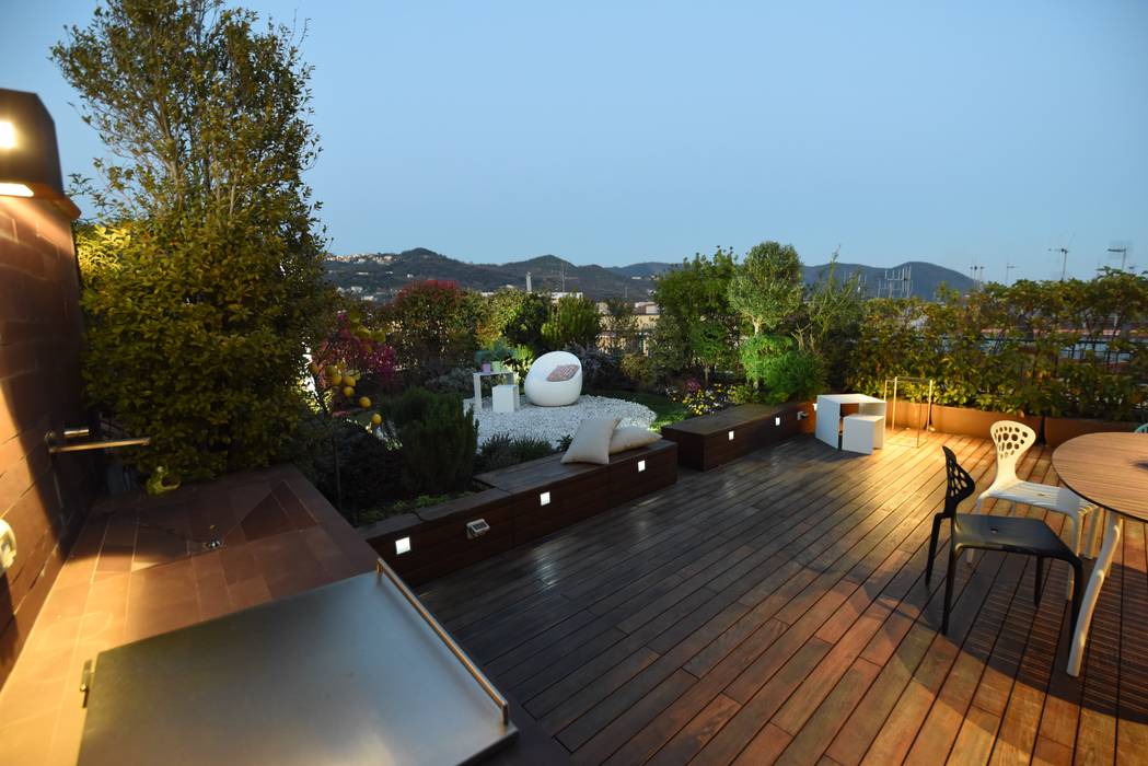 ...Il giardino dopo! emilio coppola architetto Balcone, Veranda & Terrazza in stile moderno roofgarden,giardinopensile,tettogiardino,terrazzo,terrazzo sul tetto